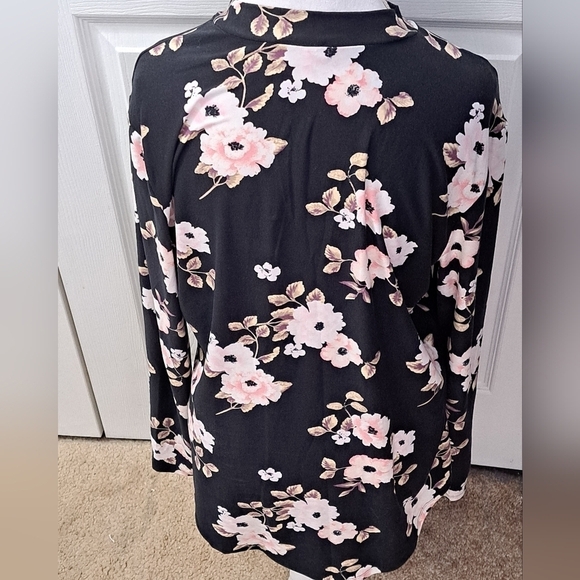 Pink Floral Tunic With A Criss Coss Neckline        Size XXL - Picture 10 of 10